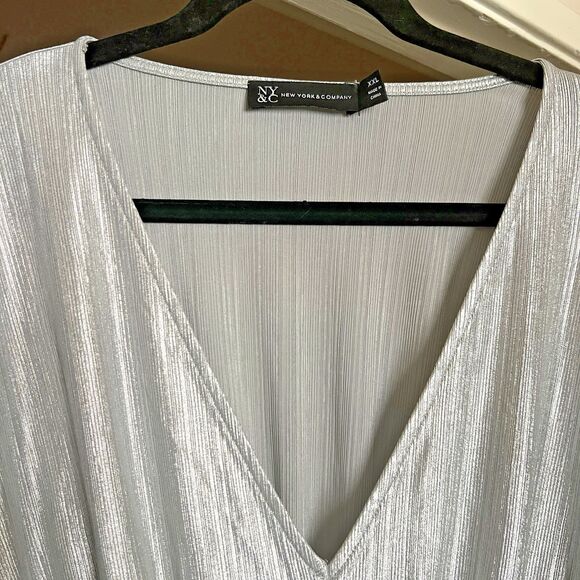 New York & Co Women's 2XL Silver Metallic Accent Sleeveless Pleated Top - Picture 4 of 14
